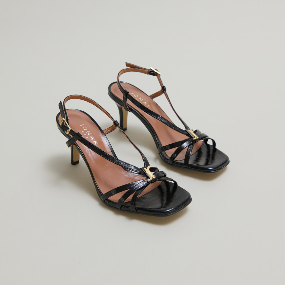 Sandales à talons et monogrammes
