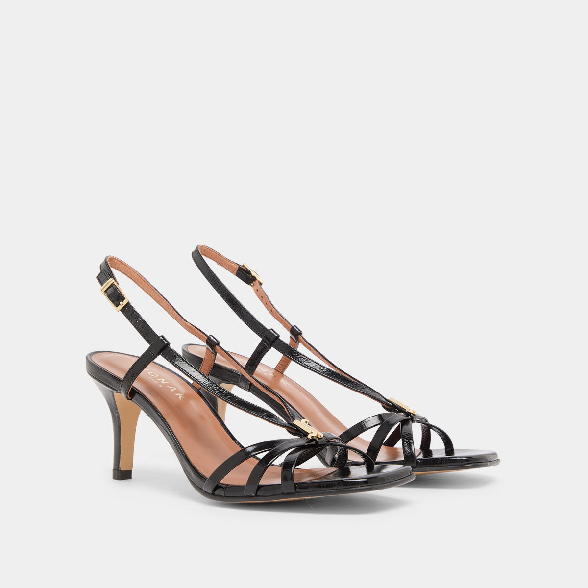 Sandales à talons et monogrammes