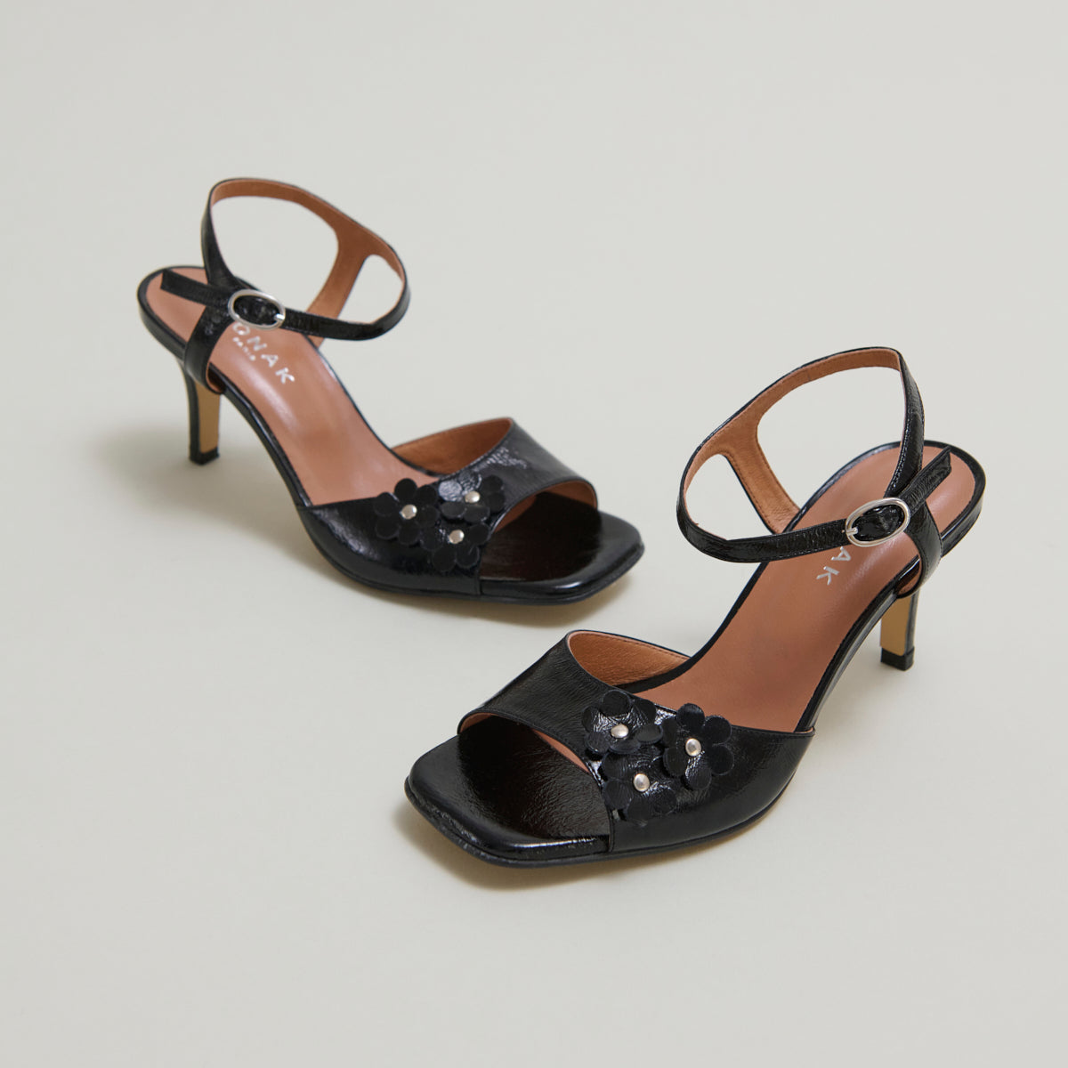 Sandales à talons et fleurs