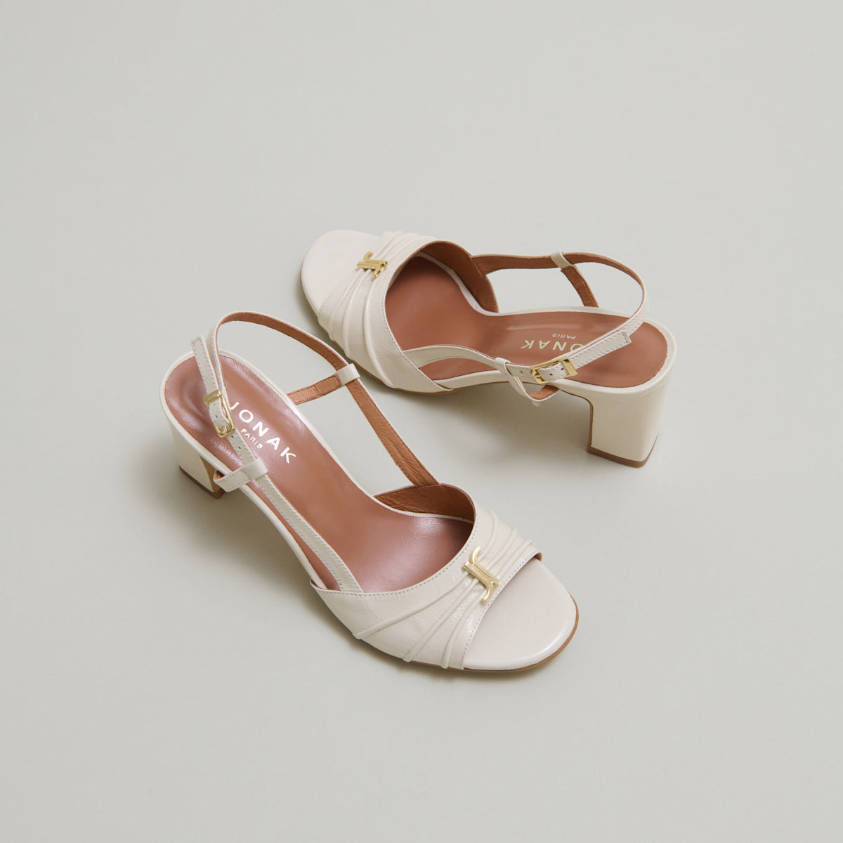 Sandales à talons et monogrammes