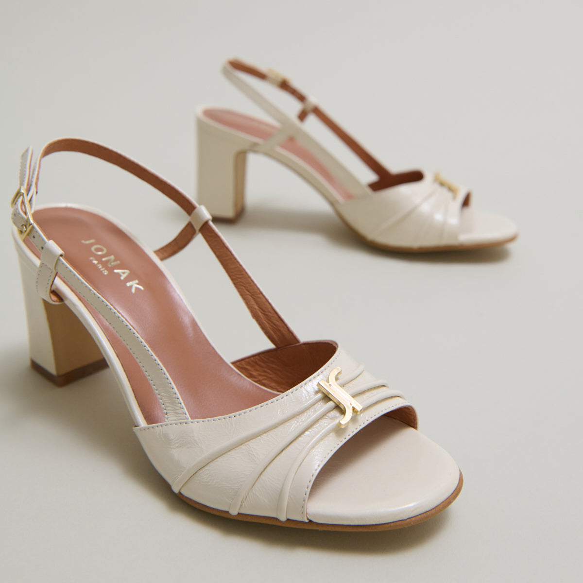 Sandales à talons et monogrammes