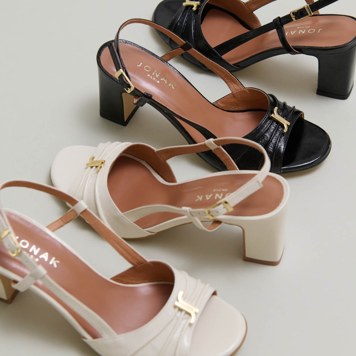 Sandales à talons et monogrammes