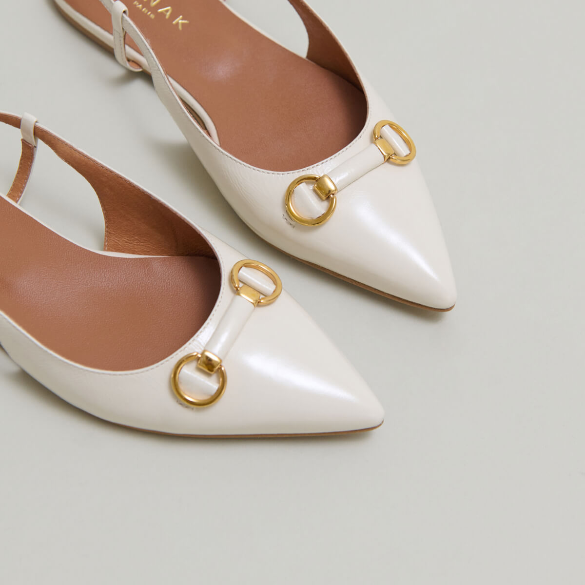 Ballerines slingbacks à bouts pointus et mors dorés