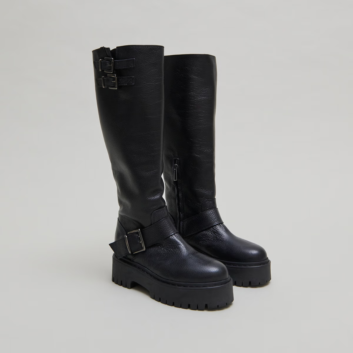 Bottes à sangles et semelles crantées