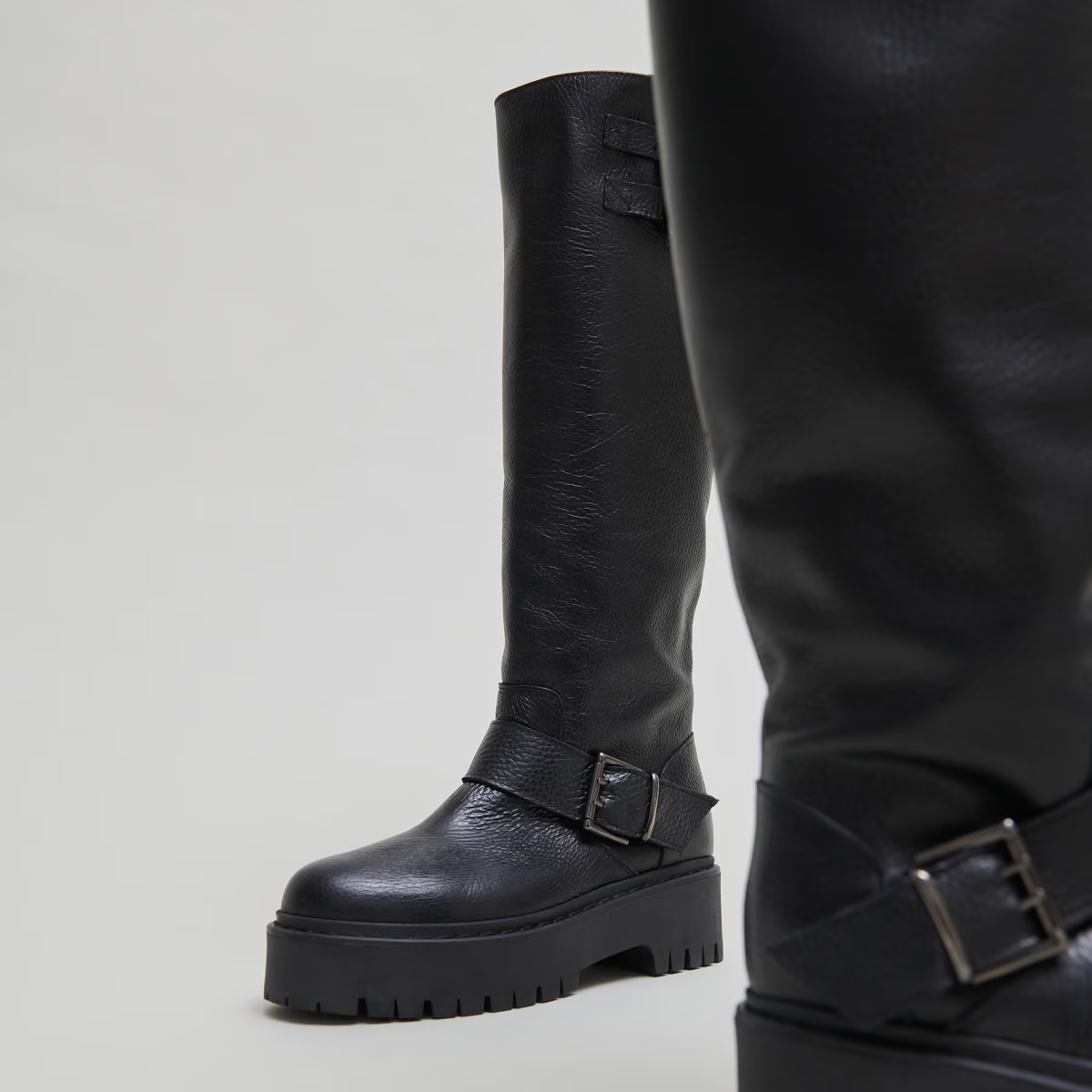 Bottes à sangles et semelles crantées