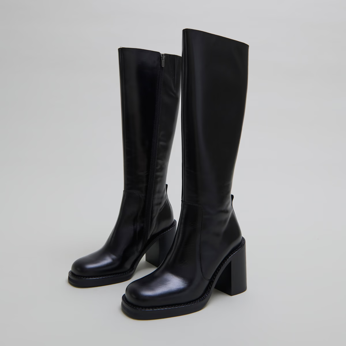 Bottes à talons débordants