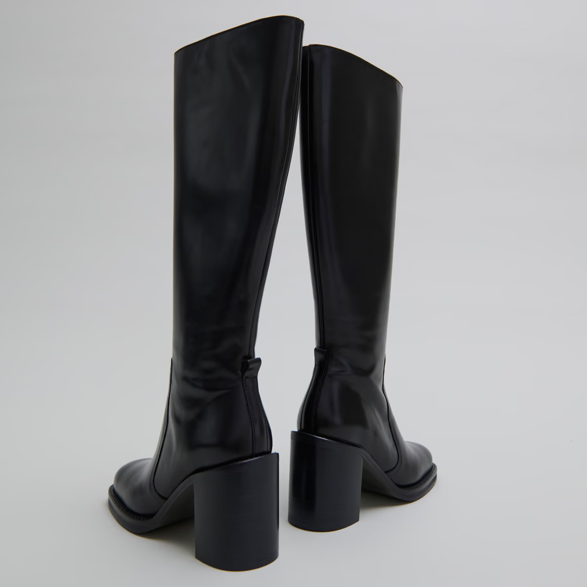 Bottes à talons débordants