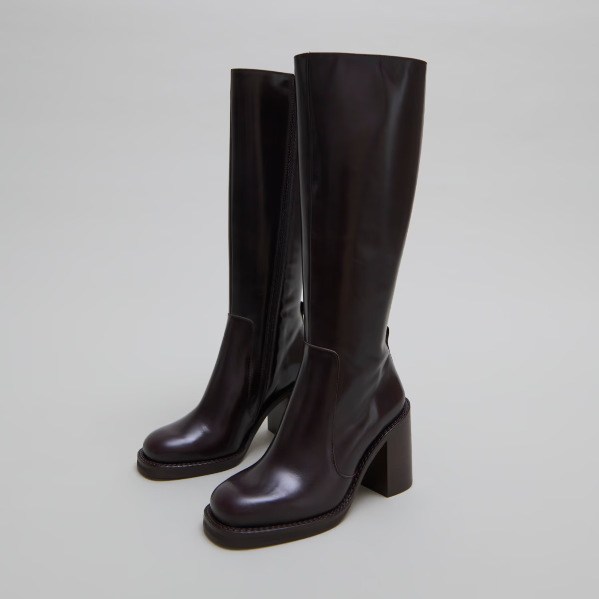 Bottes à talons débordants