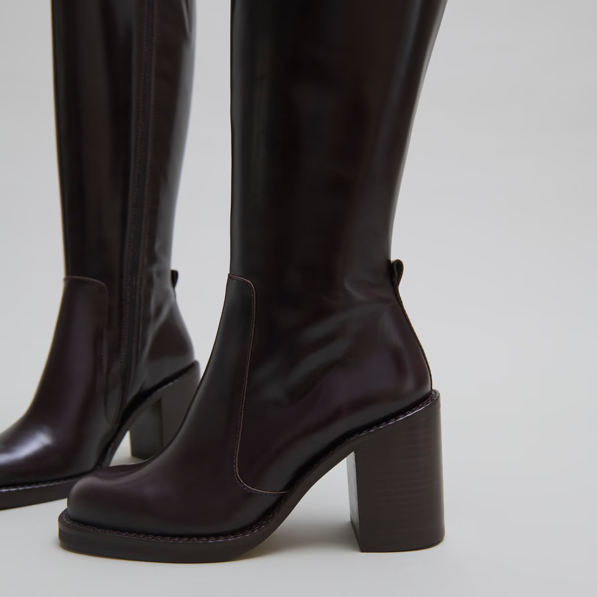 Bottes à talons débordants