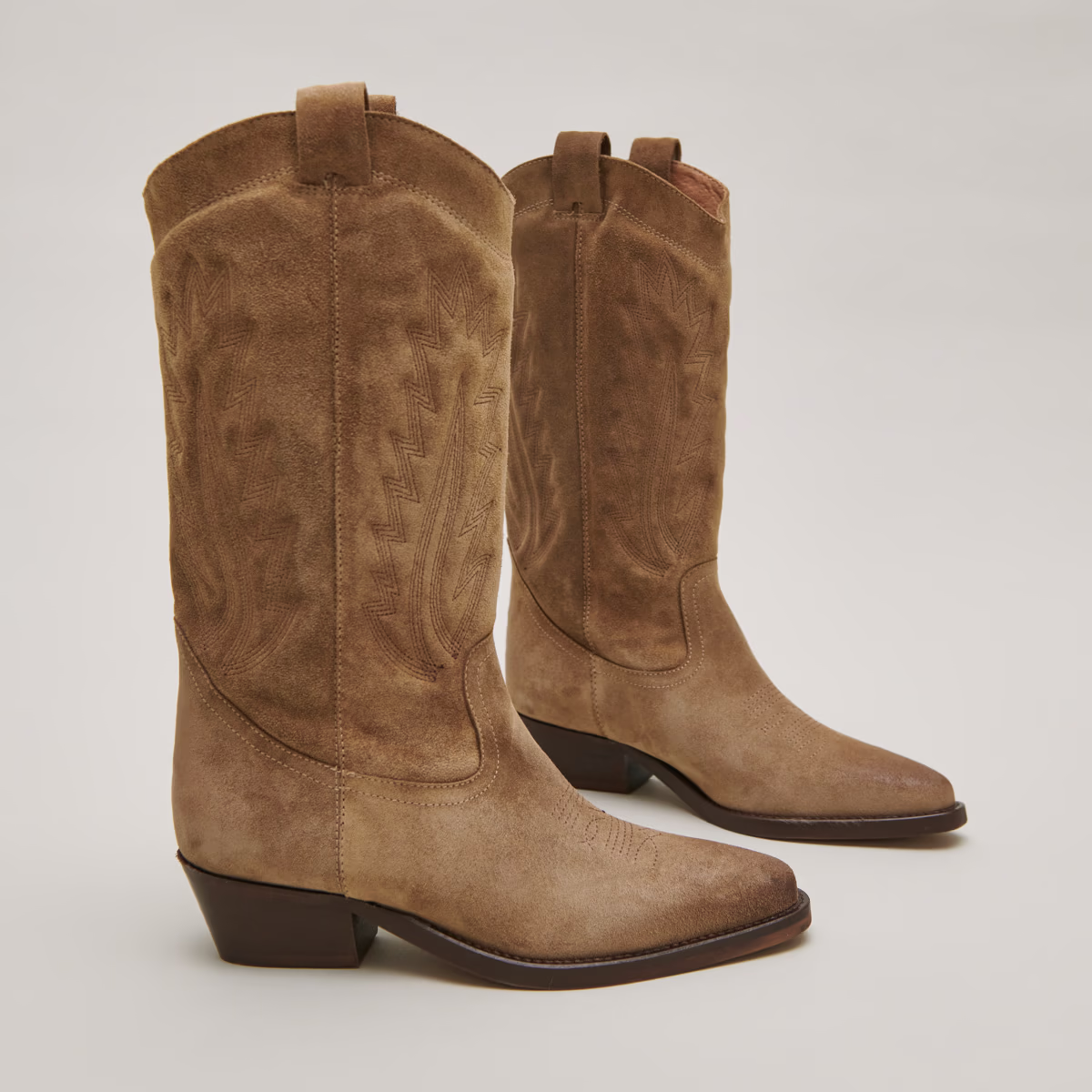 Bottes à bouts pointus et surpiqures apparentes