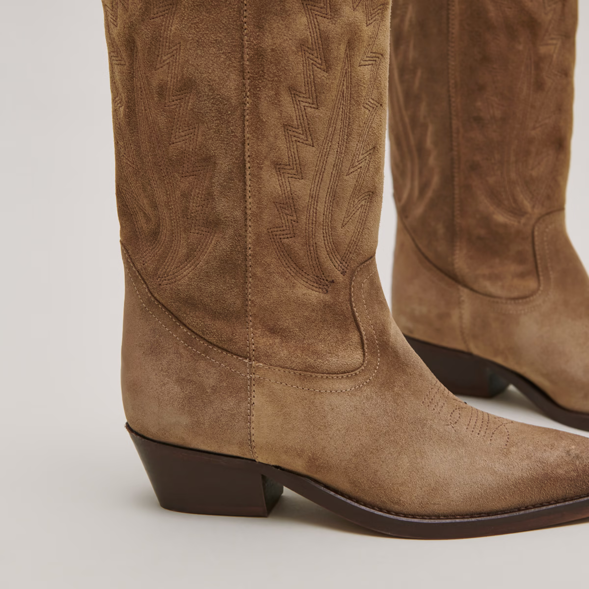 Bottes à bouts pointus et surpiqures apparentes