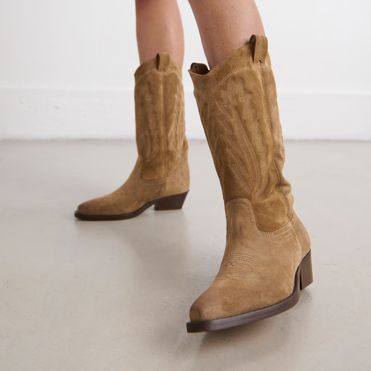 Bottes à bouts pointus et surpiqures apparentes