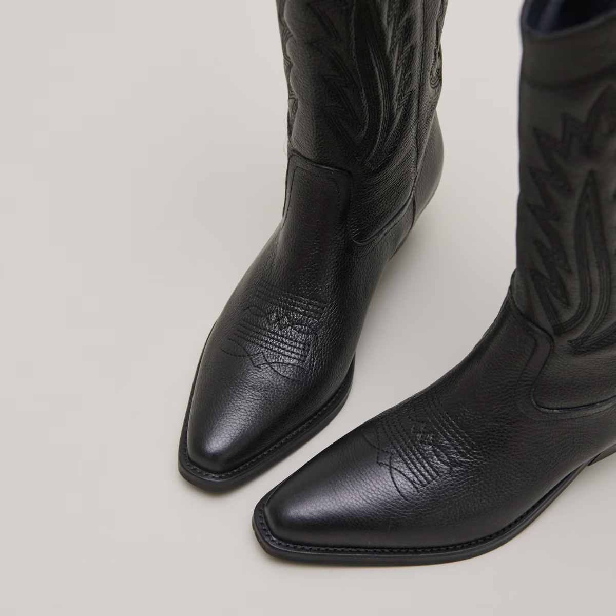 Bottes à bouts pointus et surpiqures apparentes