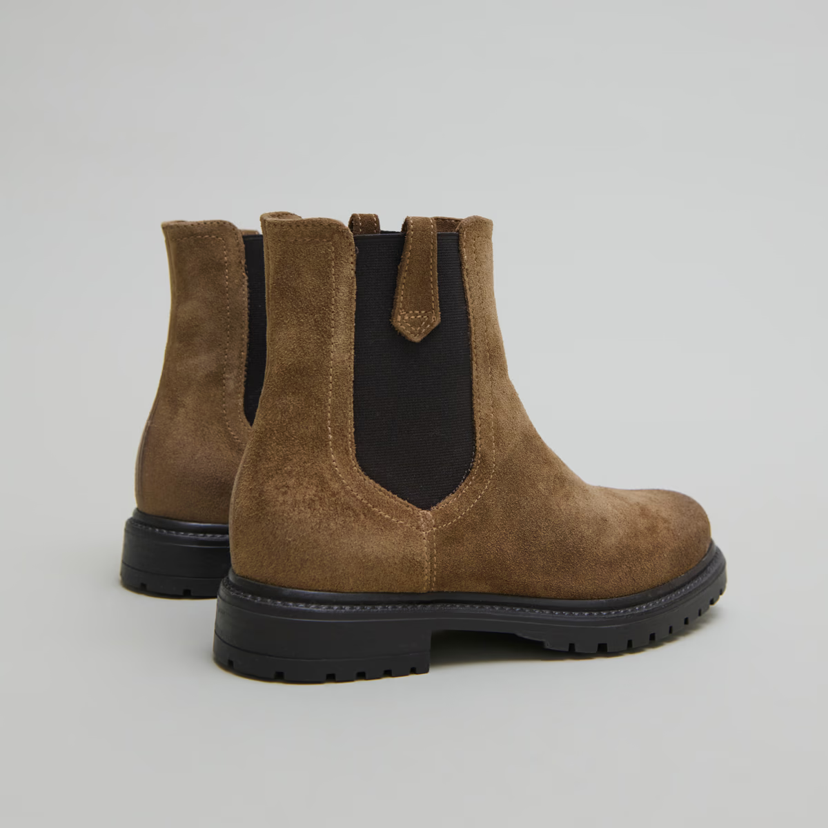 Bottines à semelles crantées et élastiques