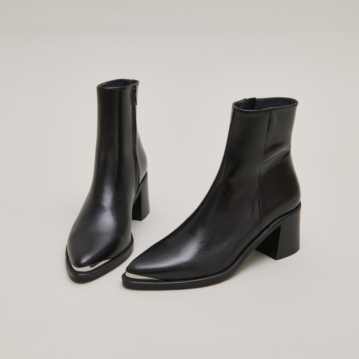 Bottines à talons et embouts argentés