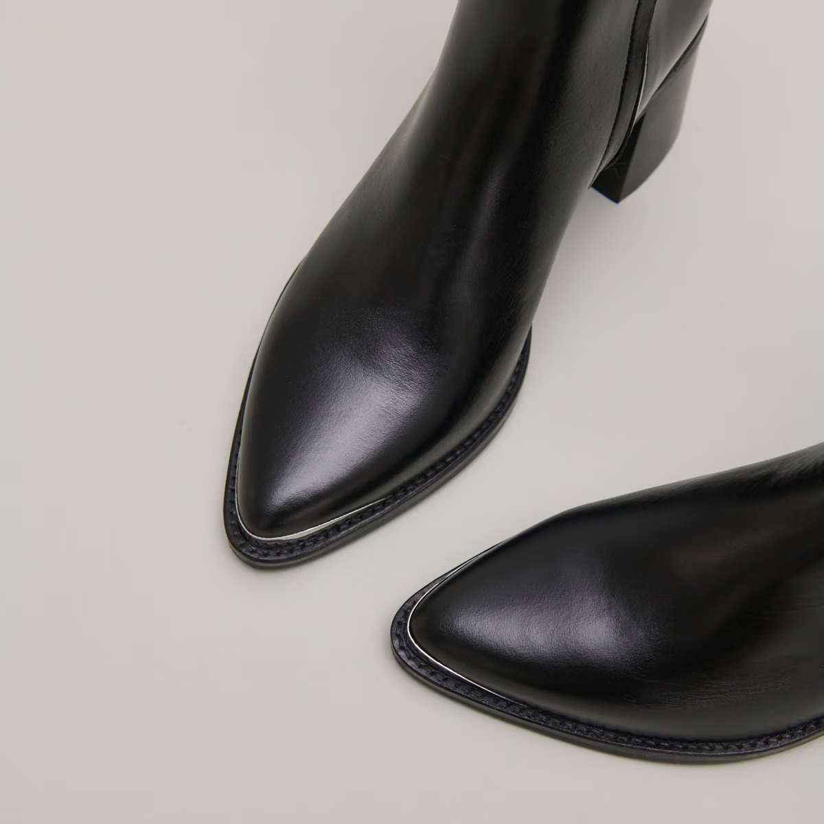 Bottines à talons et embouts argentés