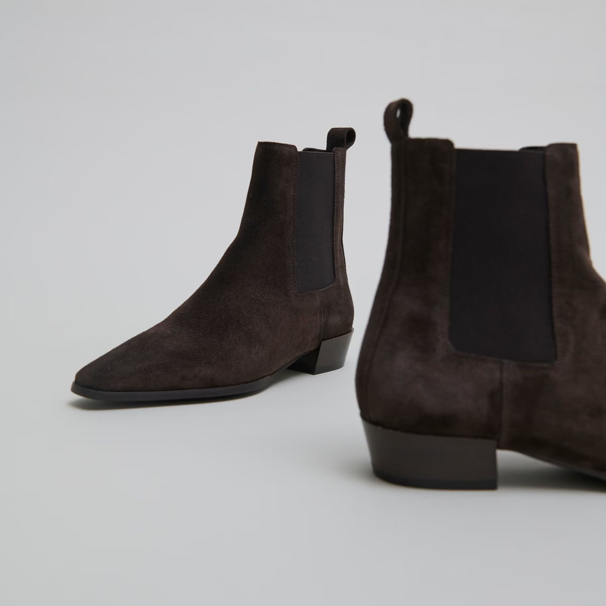 Boots à légers talons biseautés et bouts pointus