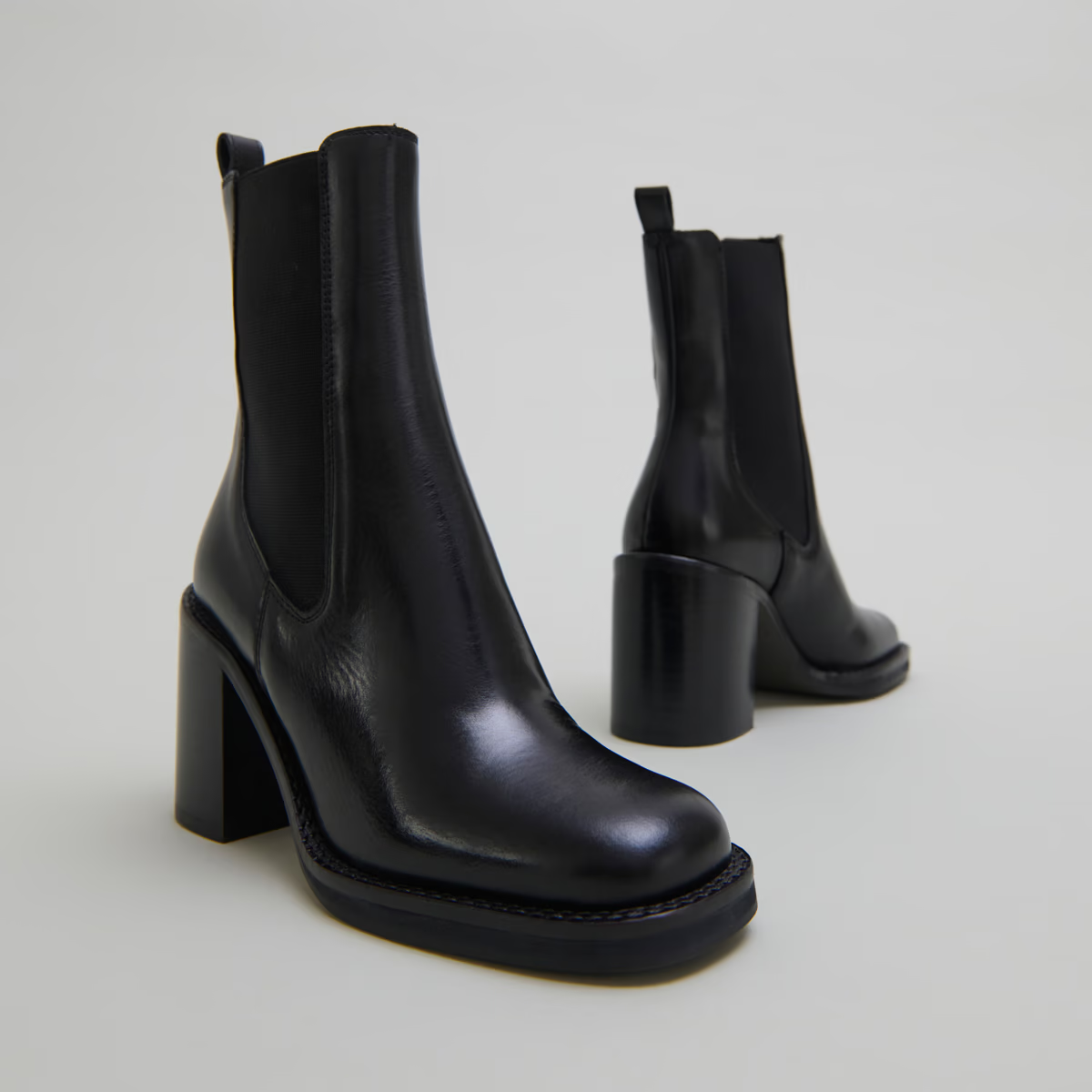 Bottines à talons débordants