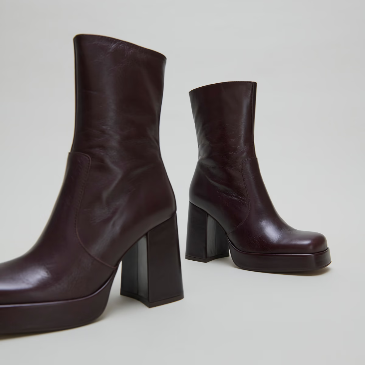 Bottines à talons et à bouts carrés