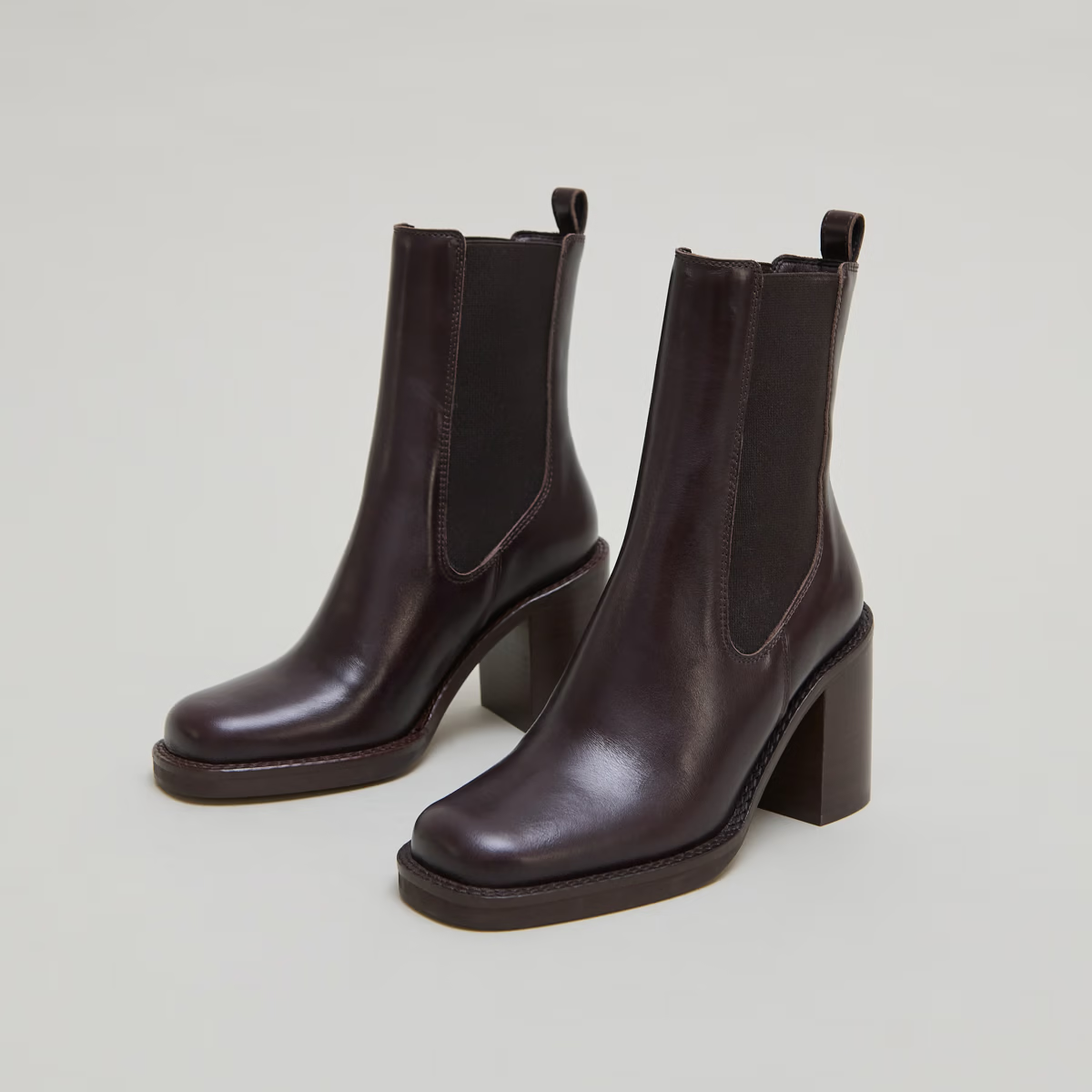 Bottines à talons débordants