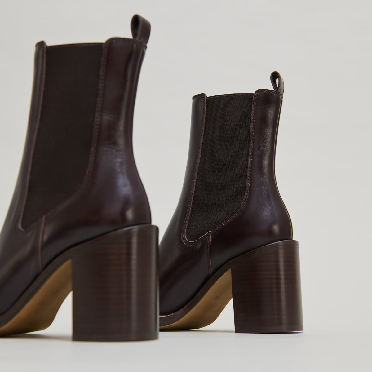 Bottines à talons débordants