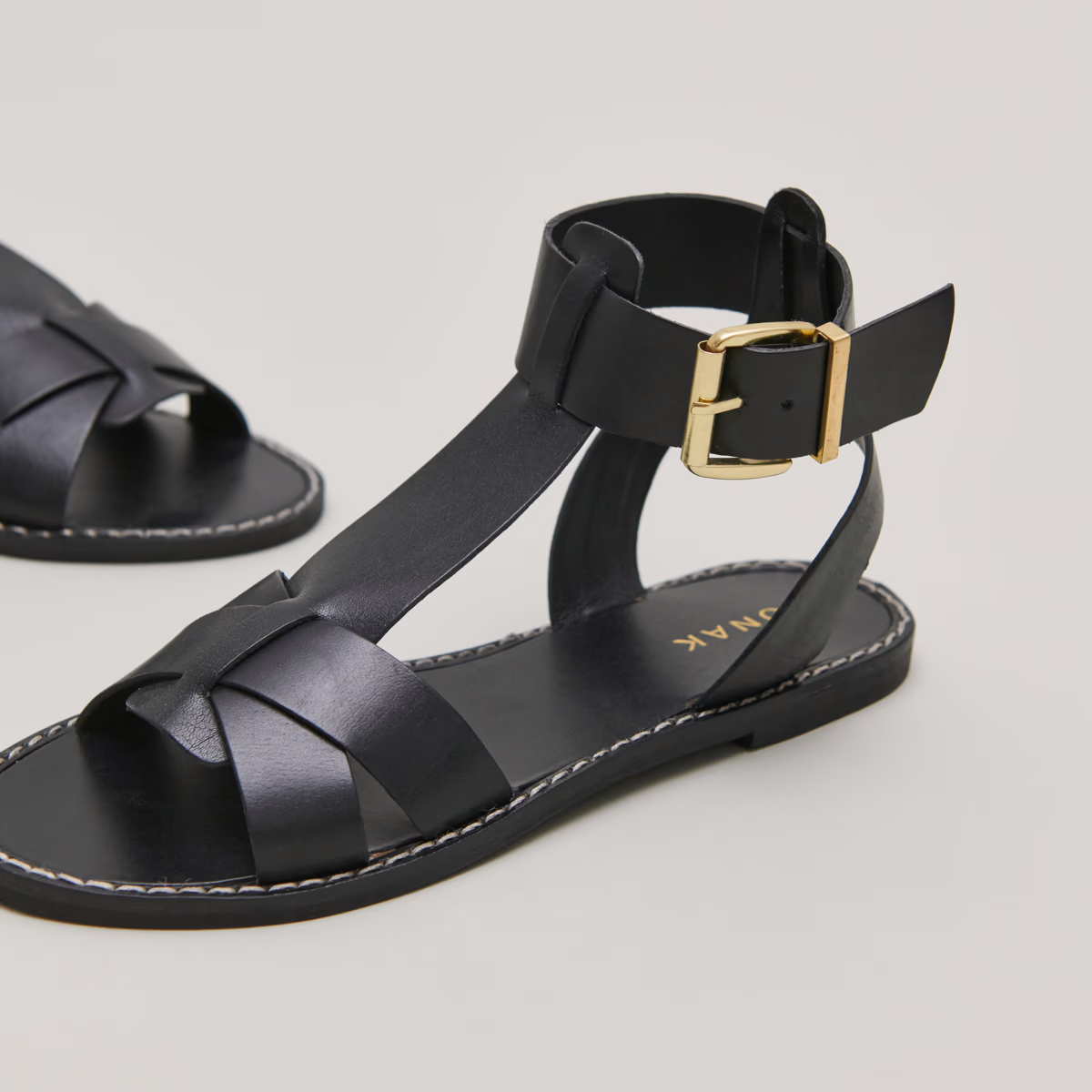 Sandales à boucles et brides