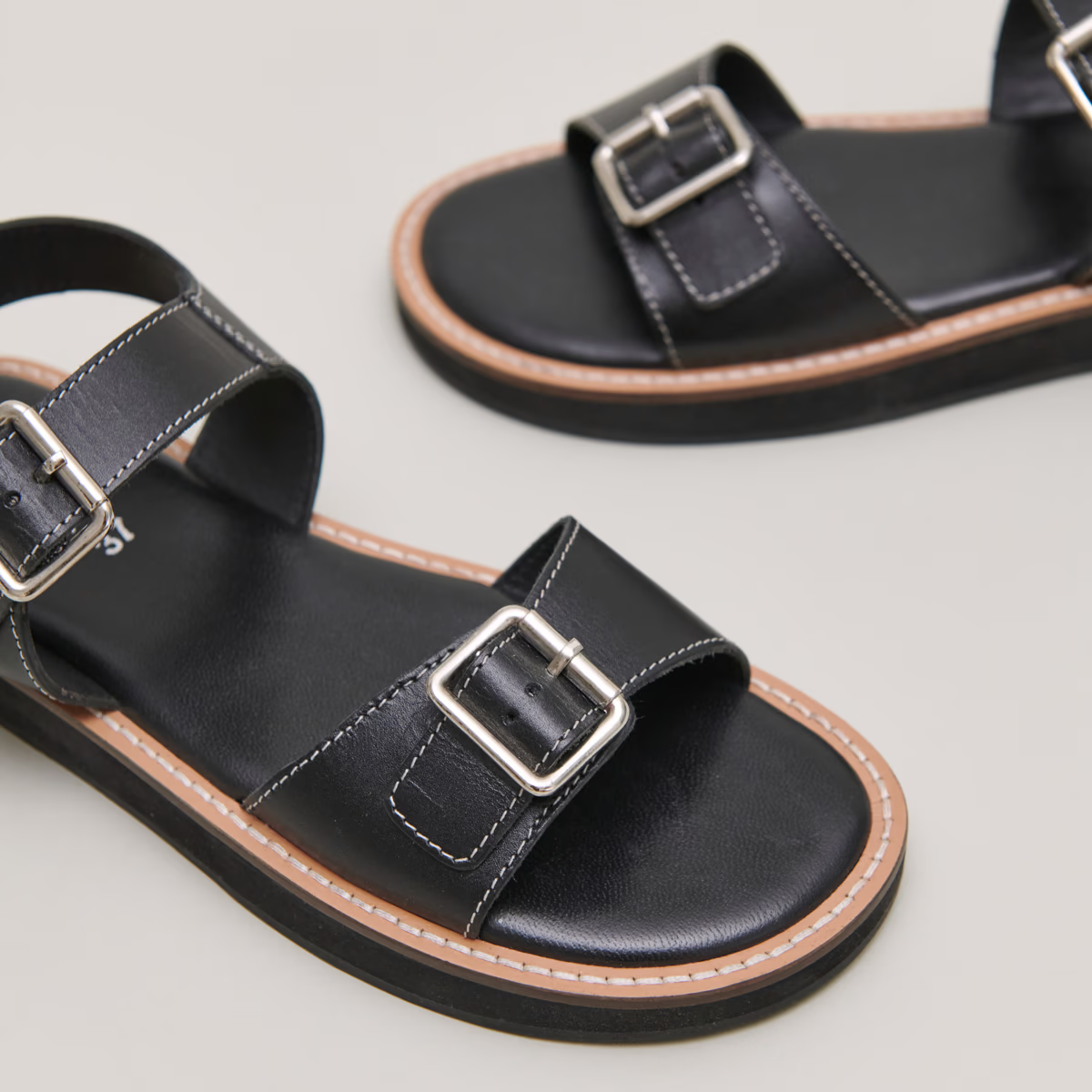 Sandales à boucles ajustantes