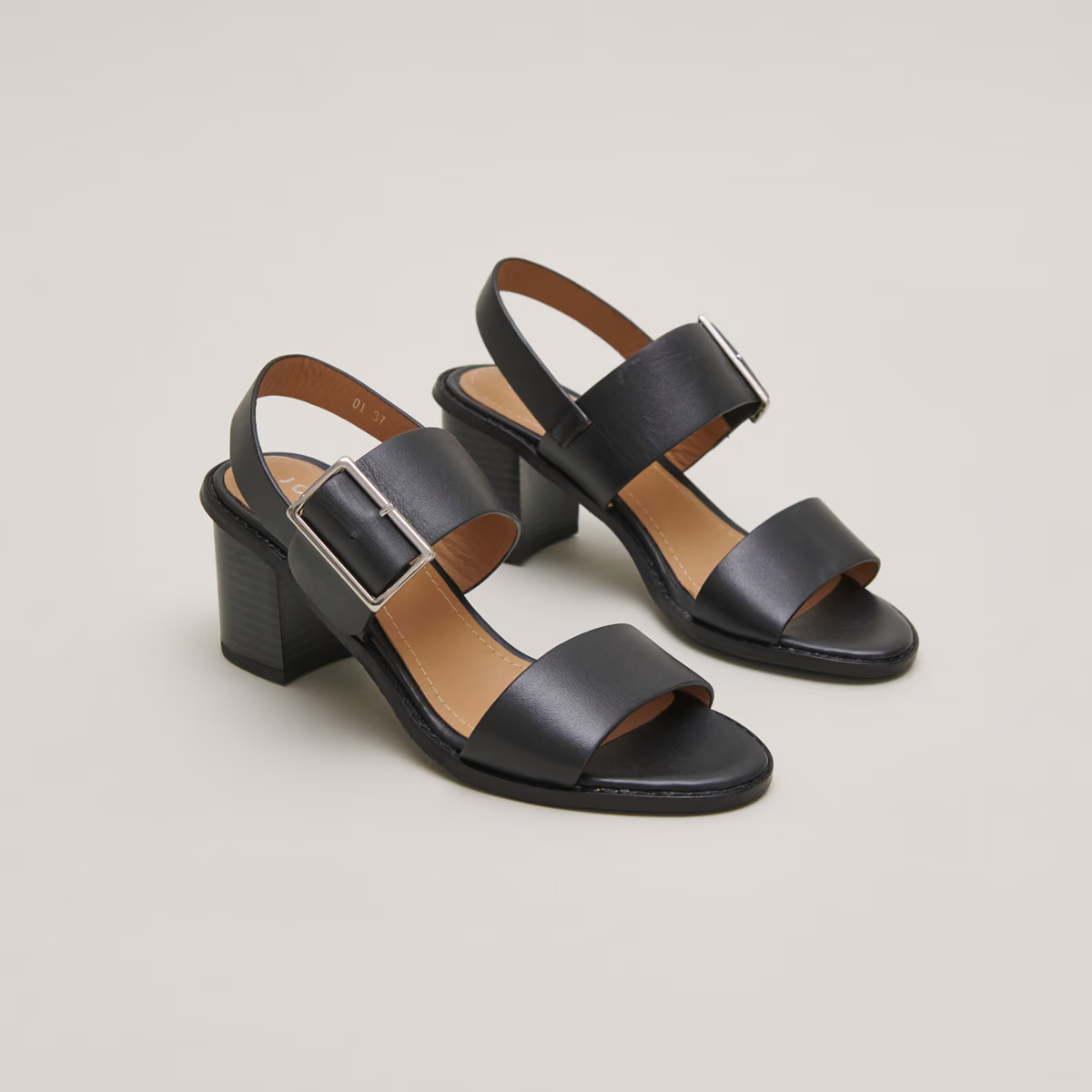 Sandales à talons et brides en cuir noir