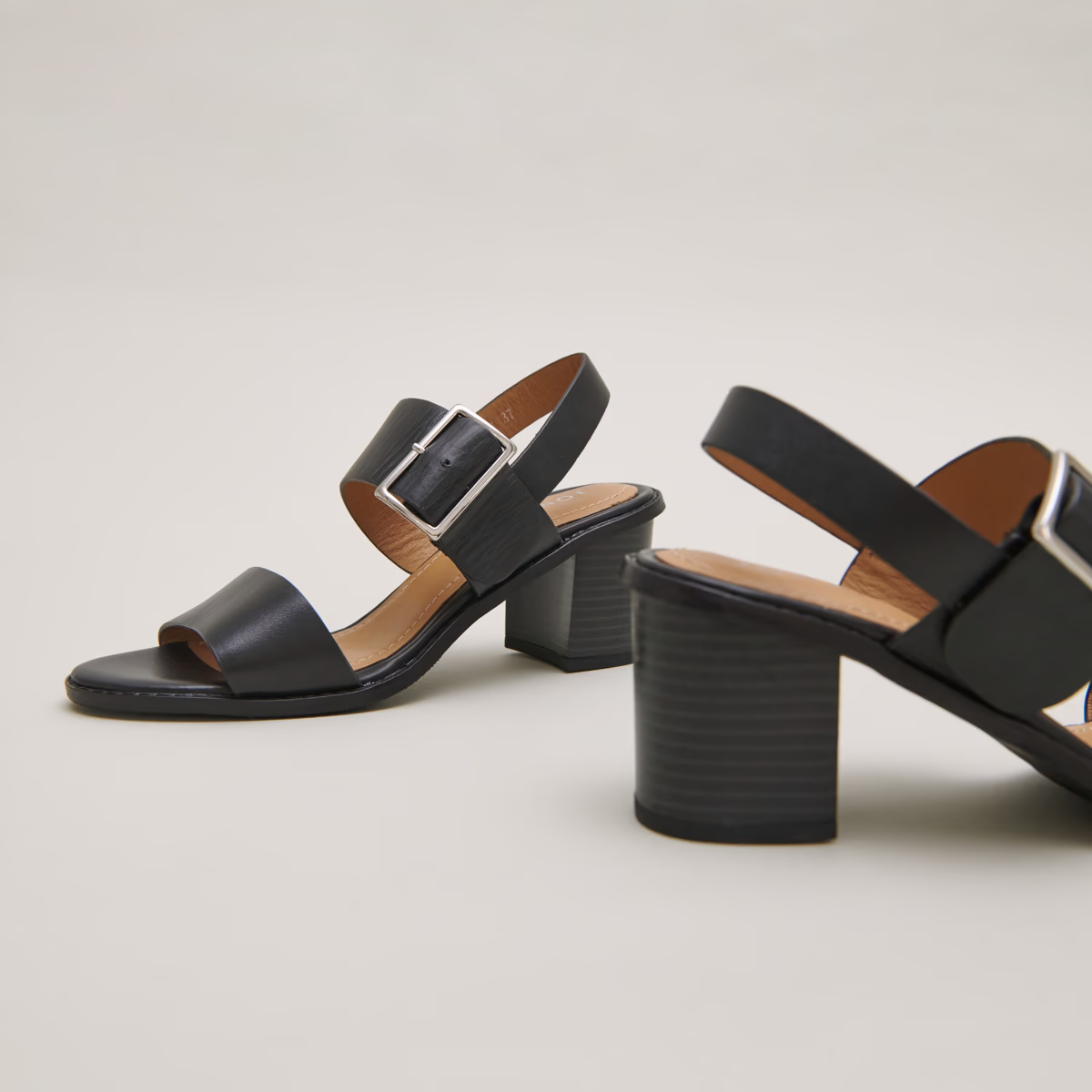 Sandales à talons et brides en cuir noir