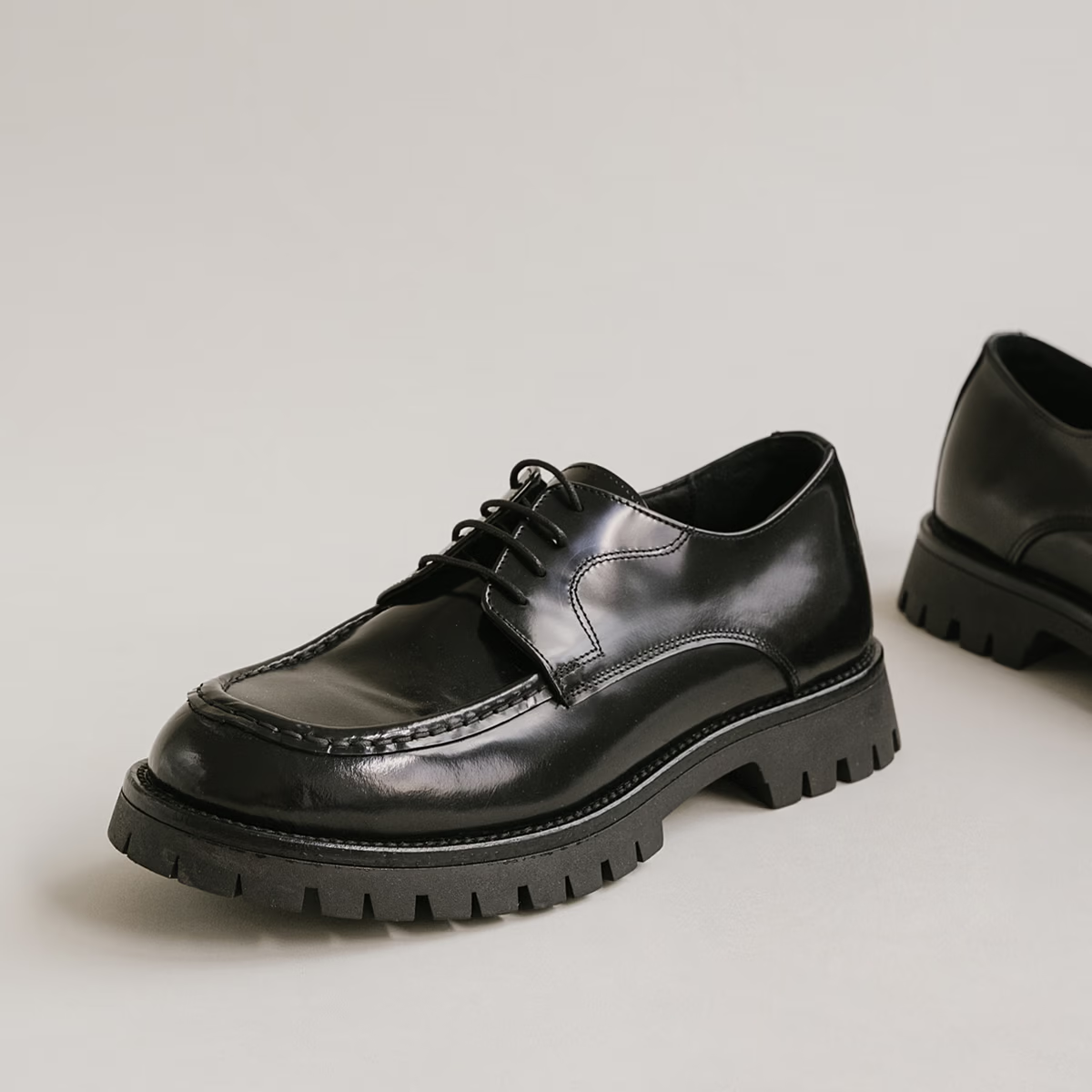 Derbies à lacets et semelles crantées