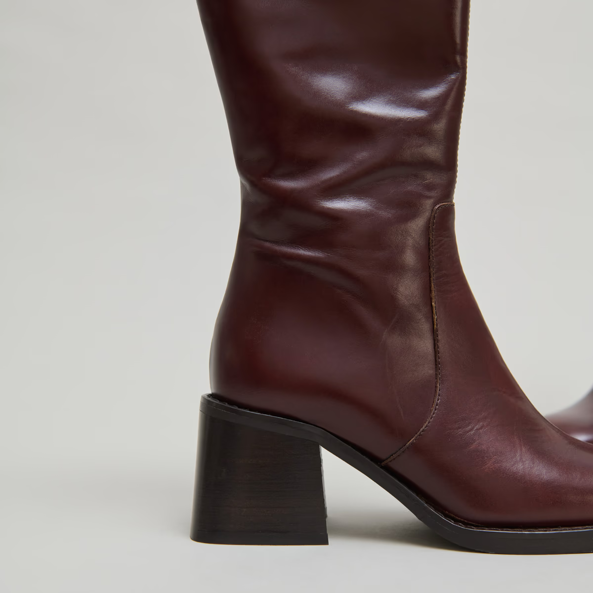 Bottes à talons et bouts carrés