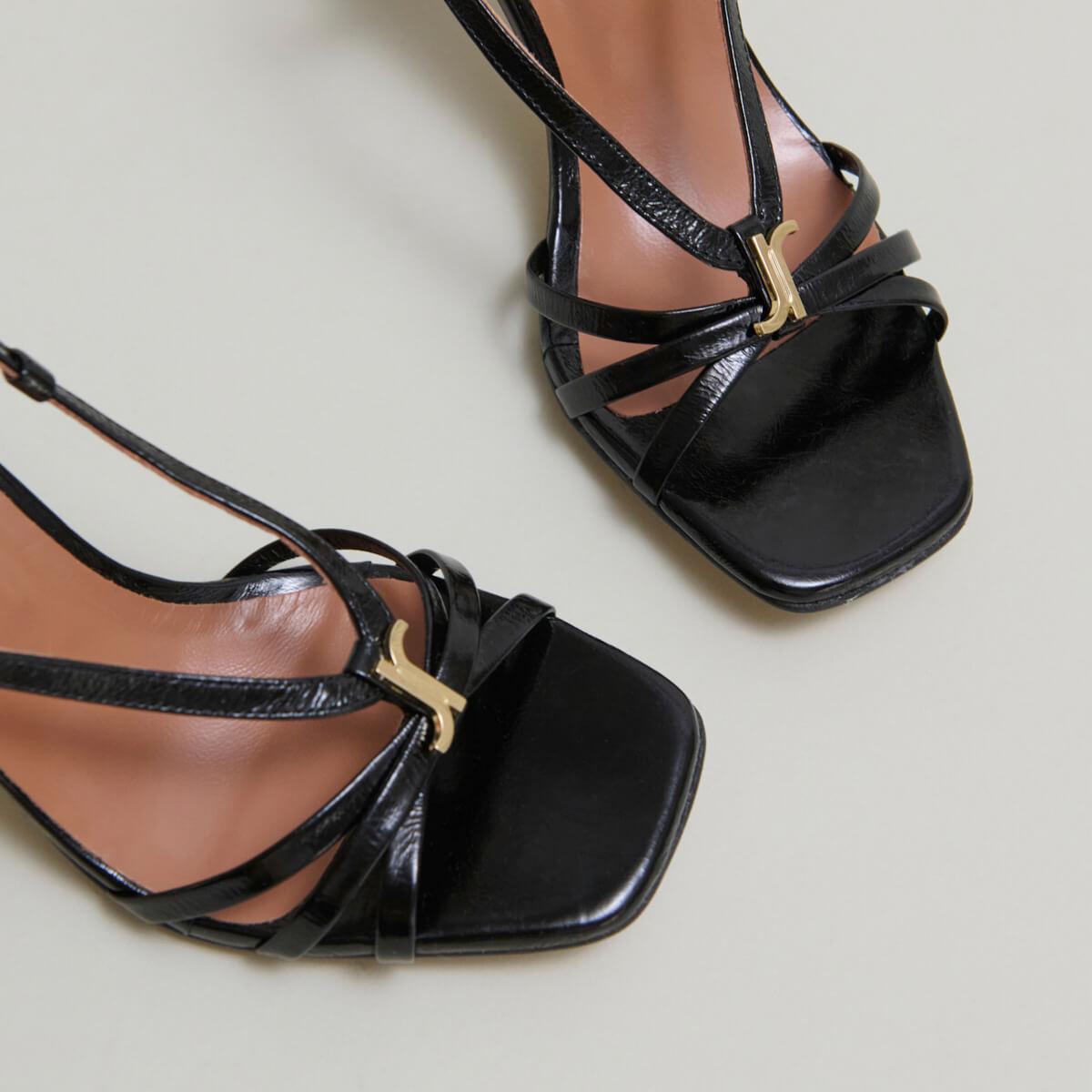 Sandales à talons et monogrammes