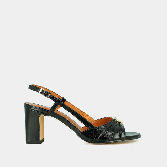 Sandales à talons et monogrammes