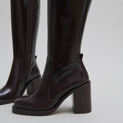 Bottes à talons débordants