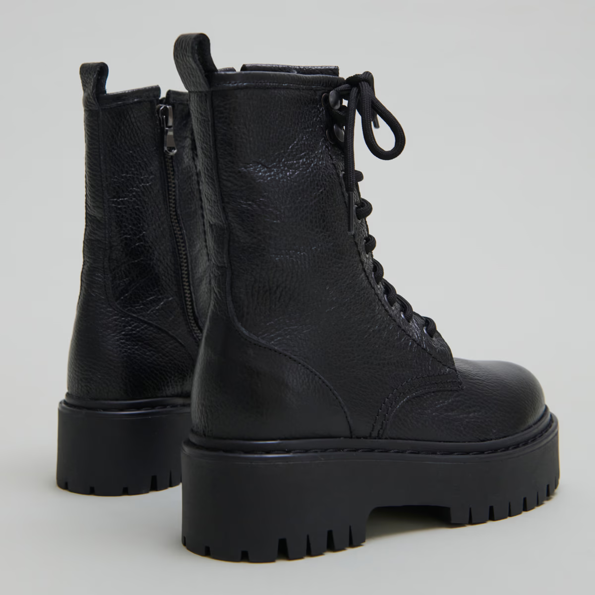 Boots à plateformes et lacets