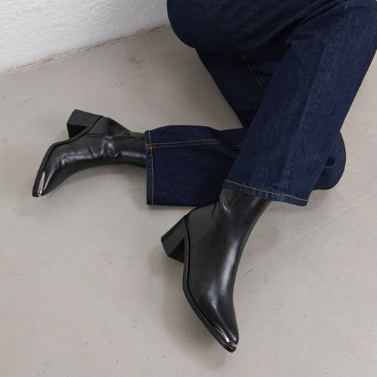 Bottines à talons et embouts argentés