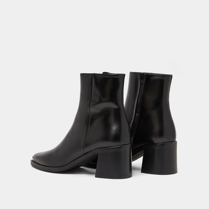 Bottines à talons et embouts argentés