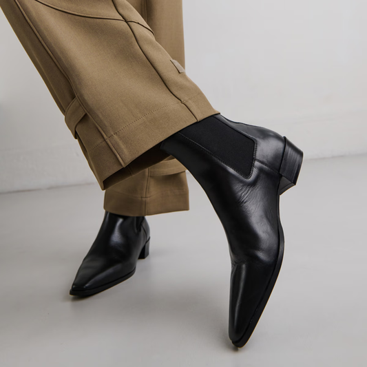 Boots à légers talons biseautés et bouts pointus