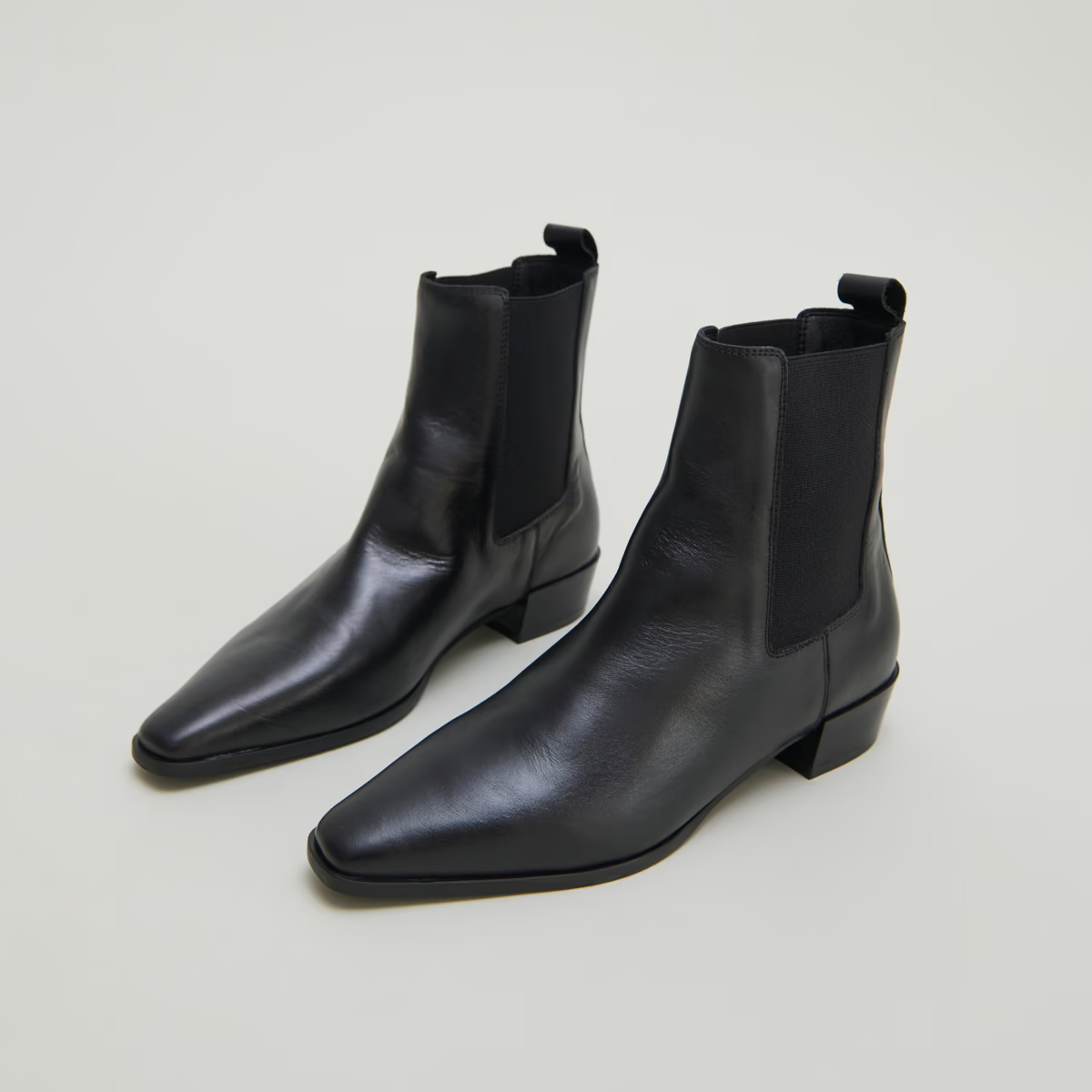 Boots à légers talons biseautés et bouts pointus
