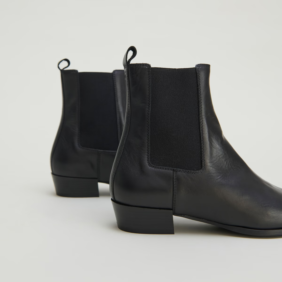 Boots à légers talons biseautés et bouts pointus